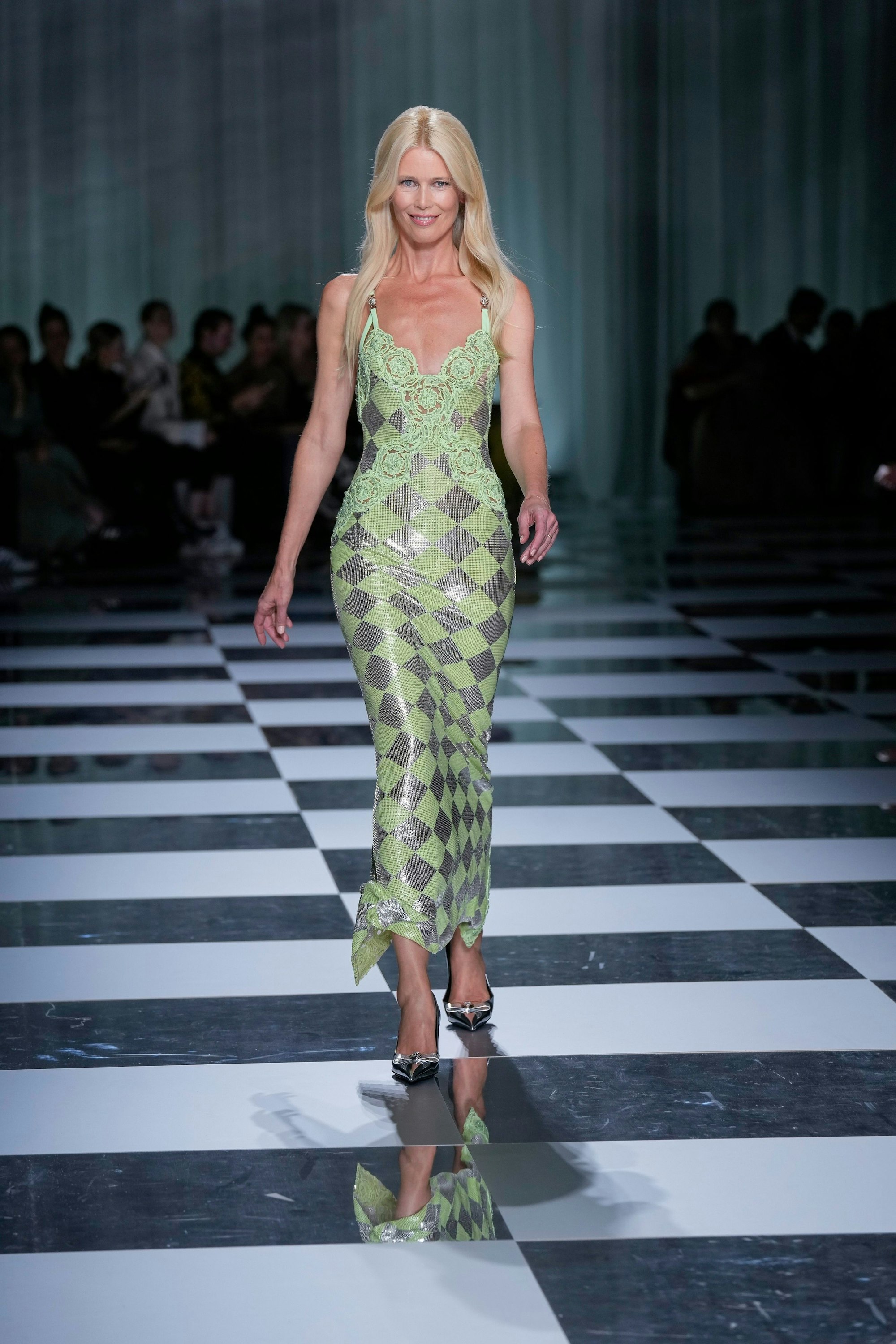 Claudia Schiffer, Model aus Deutschland, trägt eine Kreation aus der Frühjahr-Sommer-Kollektion 2024 von Versace.