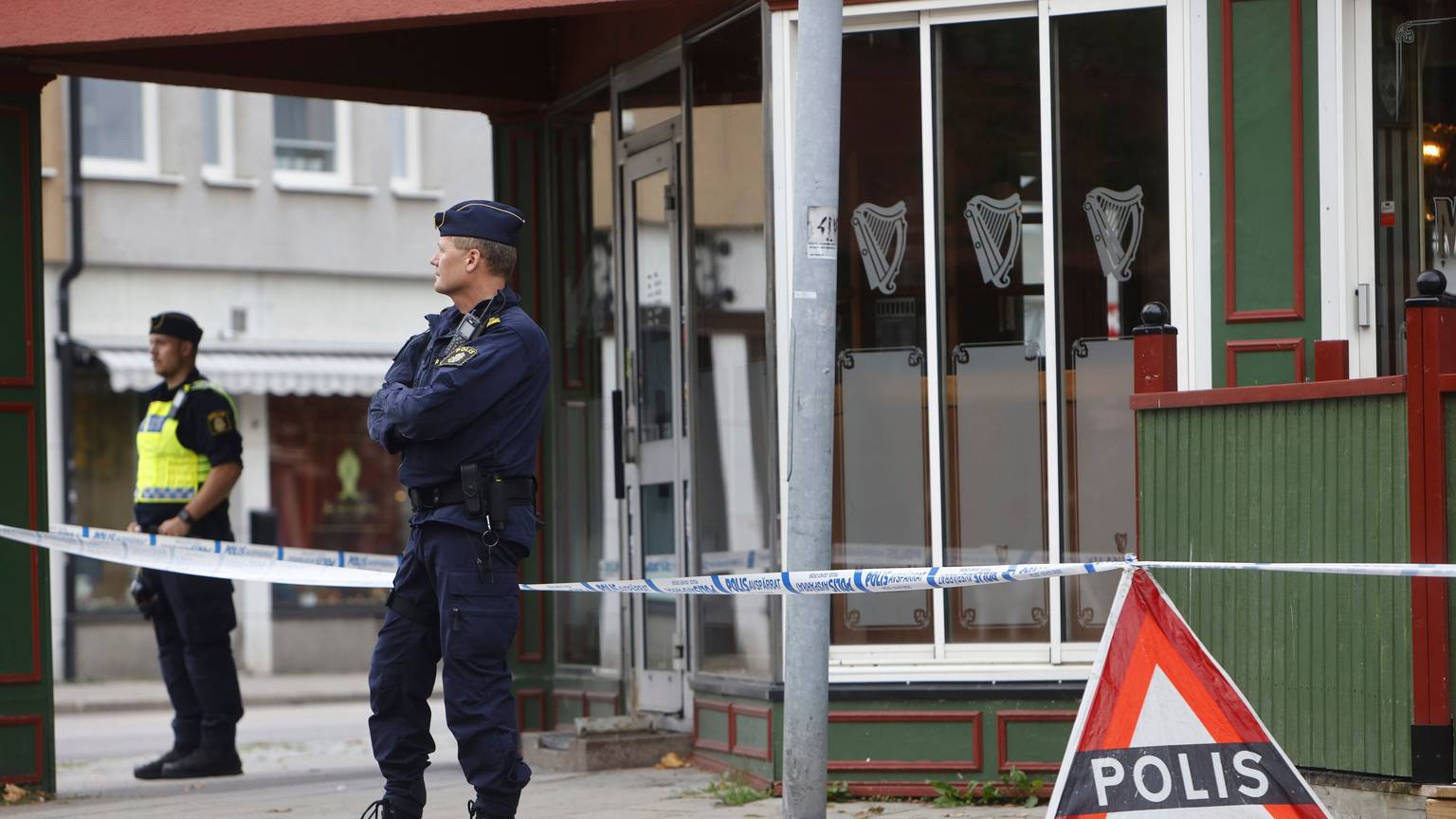 Die Polizei steht vor einer Kneipe in der schwedischen Kleinstadt Sandviken. Die ungezügelte Bandengewalt in Schweden hat vermutlich ihre nächsten beiden Todesopfer gefordert. Bei Schüssen in einer Kneipe in der Kleinstadt Sandviken etwa 160 Kilometer nordwestlich von Stockholm wurden mehrere Menschen verletzt, mindestens zwei davon erlagen später ihren schweren Verletzungen.