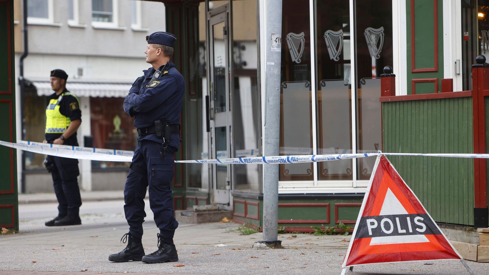 Die Polizei steht vor einer Kneipe in der schwedischen Kleinstadt Sandviken. Die ungezügelte Bandengewalt in Schweden hat vermutlich ihre nächsten beiden Todesopfer gefordert. Bei Schüssen in einer Kneipe in der Kleinstadt Sandviken etwa 160 Kilometer nordwestlich von Stockholm wurden mehrere Menschen verletzt, mindestens zwei davon erlagen später ihren schweren Verletzungen.