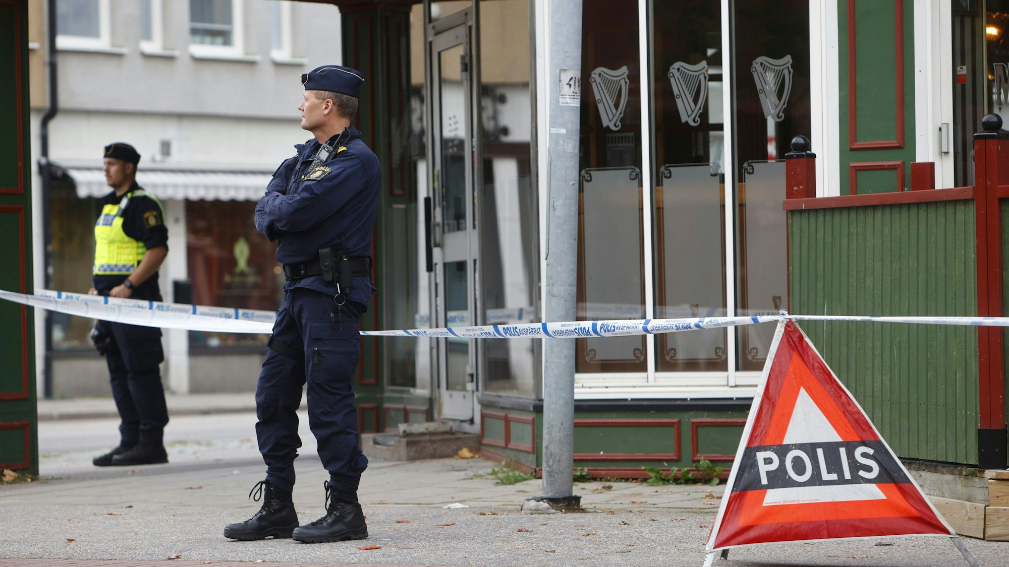 Die Polizei steht vor einer Kneipe in der schwedischen Kleinstadt Sandviken. Die ungezügelte Bandengewalt in Schweden hat vermutlich ihre nächsten beiden Todesopfer gefordert. Bei Schüssen in einer Kneipe in der Kleinstadt Sandviken etwa 160 Kilometer nordwestlich von Stockholm wurden mehrere Menschen verletzt, mindestens zwei davon erlagen später ihren schweren Verletzungen.