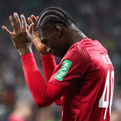 Kölns Offensivspieler Faride Alidou hadert nach dem Abpfiff mit der 1:2-Niederlage in Bremen.