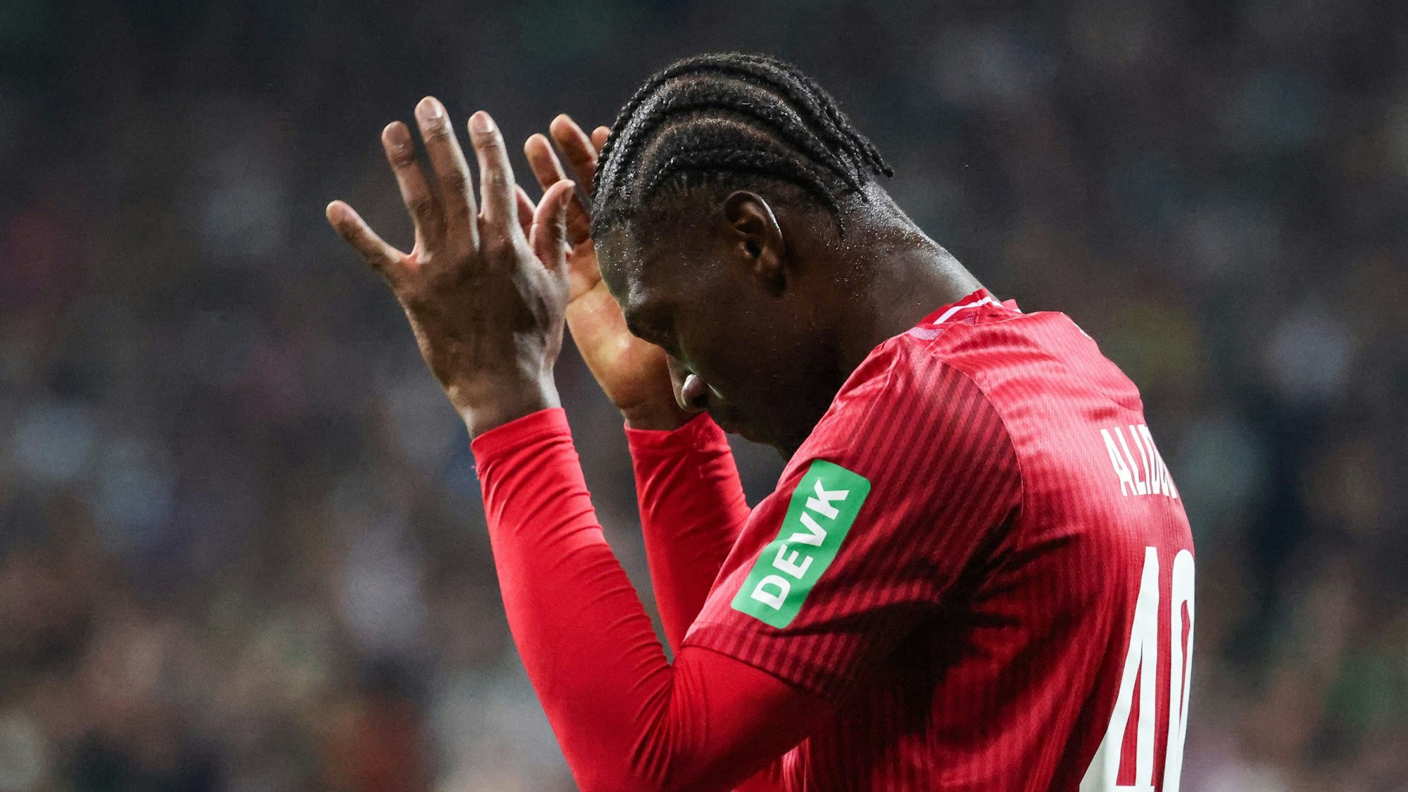 Kölns Offensivspieler Faride Alidou hadert nach dem Abpfiff mit der 1:2-Niederlage in Bremen.