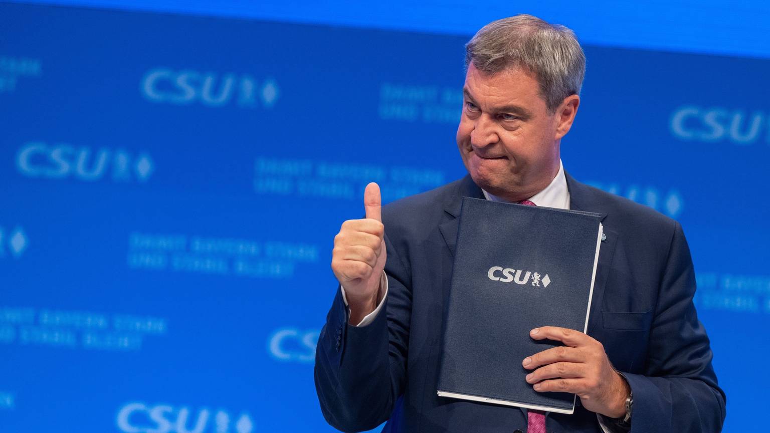 Markus Söder, CSU-Parteivorsitzender, steht nach seiner Rede auf dem Parteitag der CSU auf der Bühne.