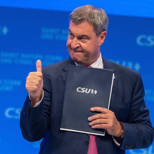 Markus Söder, CSU-Parteivorsitzender, steht nach seiner Rede auf dem Parteitag der CSU auf der Bühne.