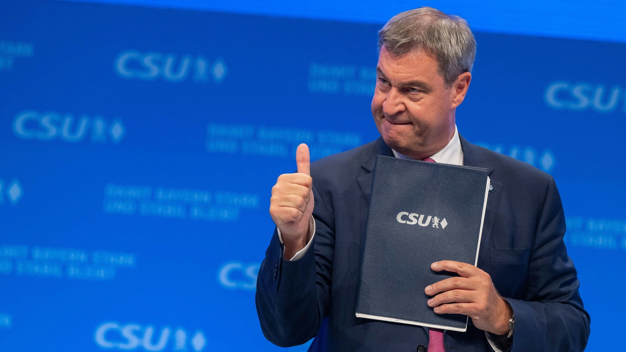 Markus Söder, CSU-Parteivorsitzender, steht nach seiner Rede auf dem Parteitag der CSU auf der Bühne.