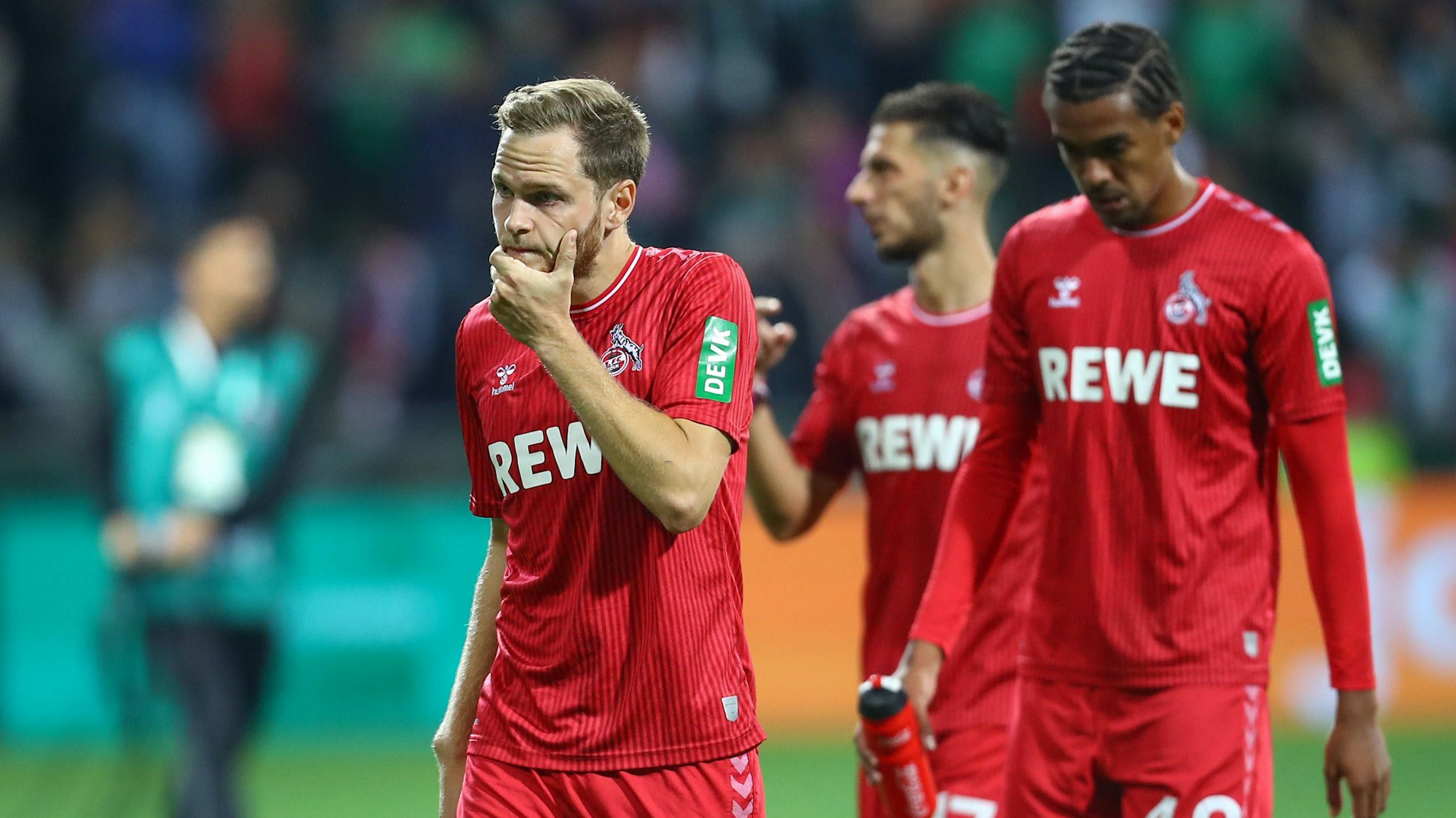 Auf den Boden blickende FC-Profis nach der Niederlage in Bremen.