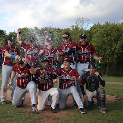 Eine Baseballmannschaft jubelt und lässt den Sekt spritzen.