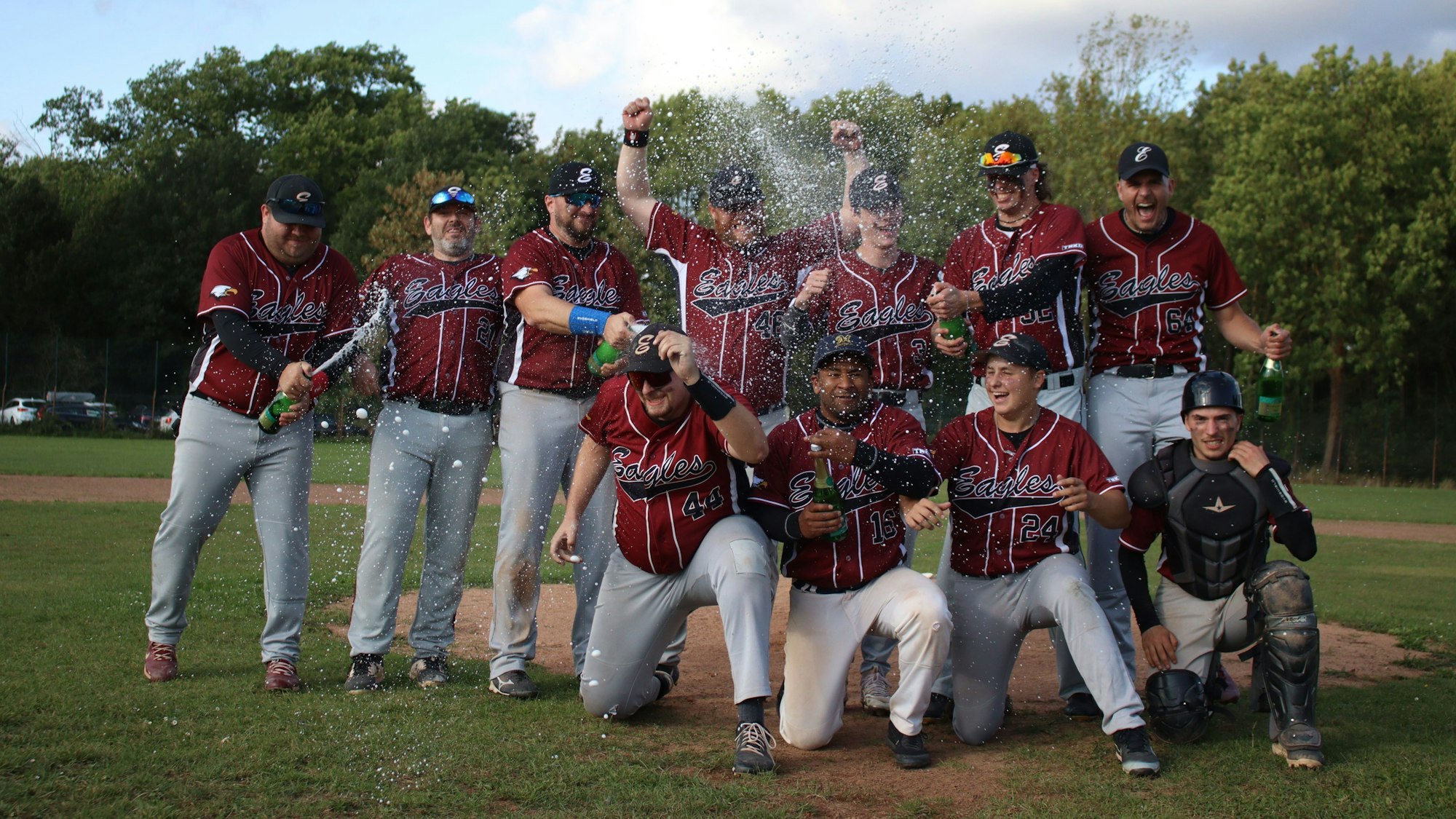 Lassen die Sektkorken knallen: die Spieler der Zülpich Eagles nach dem Aufstieg.