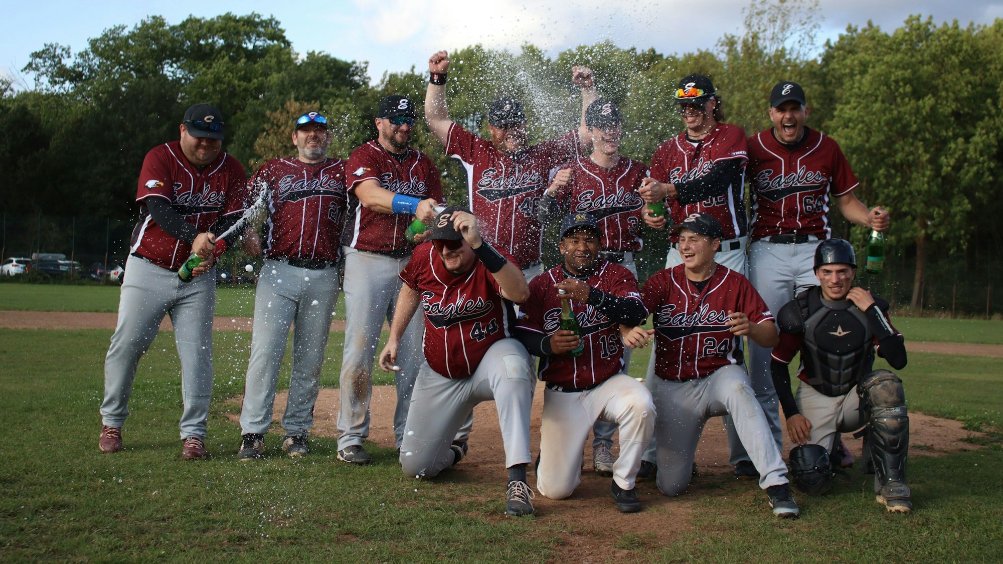 Die Spieler der Zülpich Eagles versprühen Sekt.