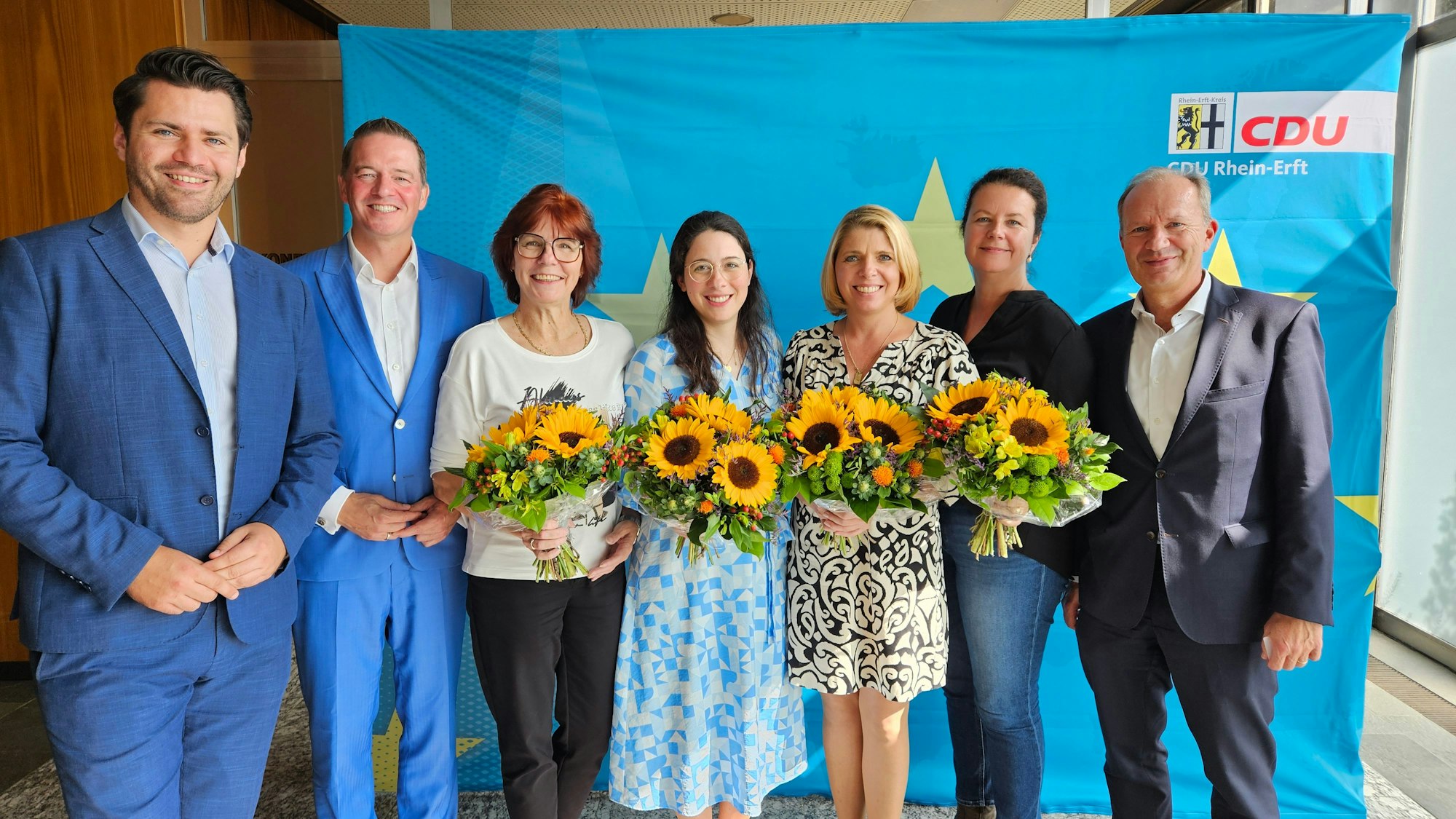 Auf dem Bild sind mehrere Politker zu sehen, sie bilden den neuen Vorstand der CDU Rhein-Erft