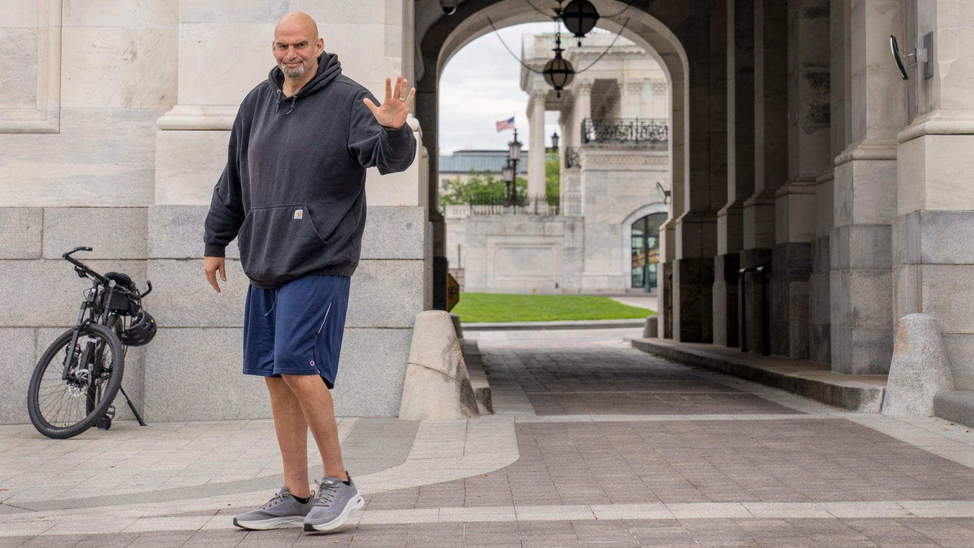 John Fetterman winkt Journalisten zu.