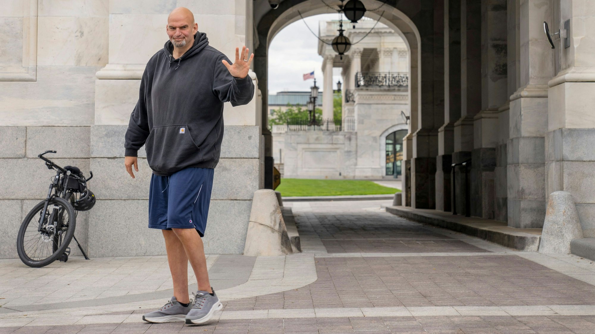John Fetterman winkt Journalisten zu.