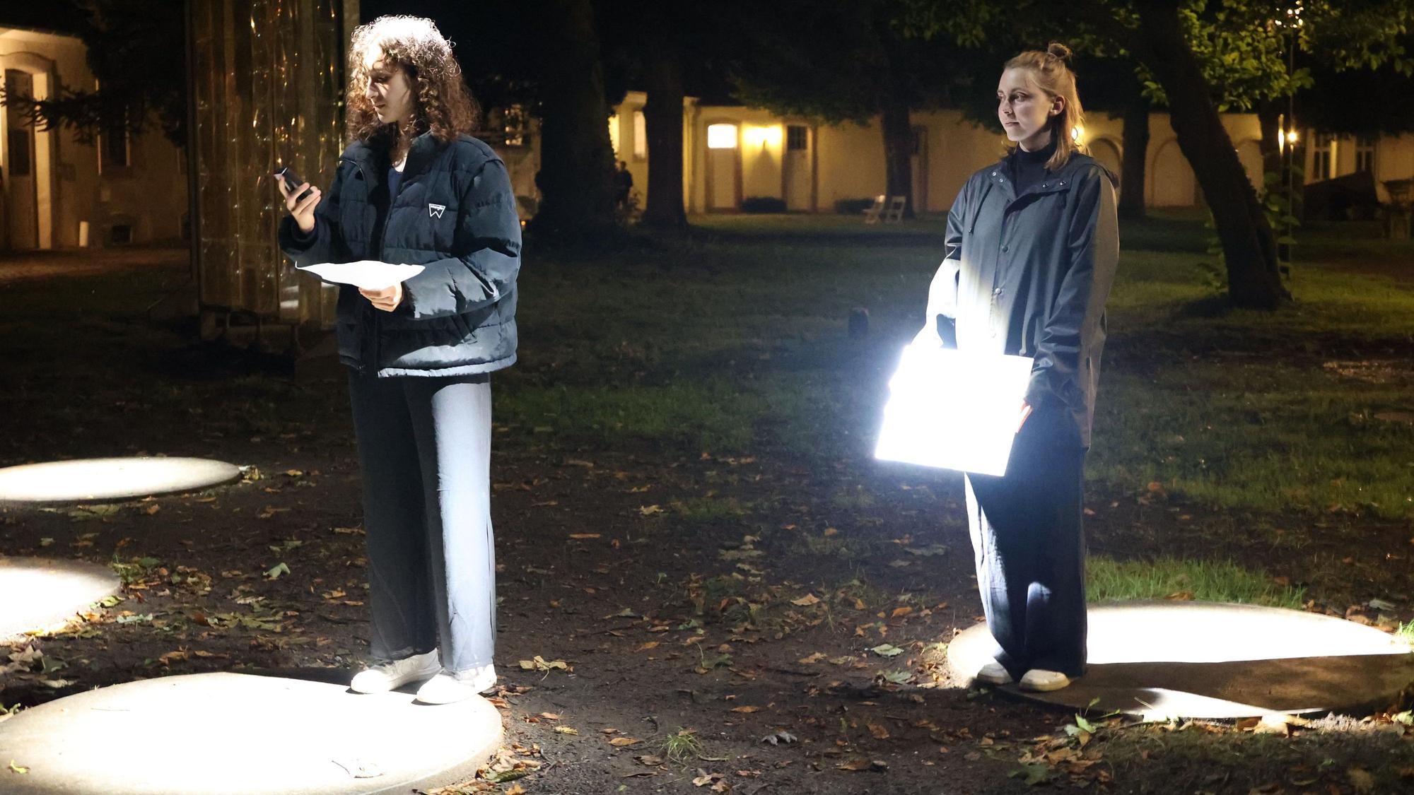 5. Morsbroicher Kunsttage, Open Stage vor dem Museum/Schloss, Darstellerinnen Junges Theater Leverkusen.