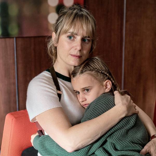 Die junge Zeugin traut nur ihrer Retterin: Kommissarin Isabelle Grandjean (Anna Pieri Zuercher) und Ella Perrier (Maura Landert) in einer Szene aus „Tatort: Blinder Fleck“