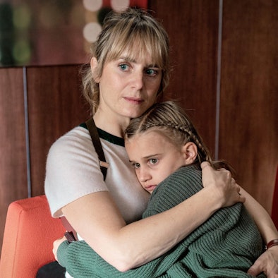 Die junge Zeugin traut nur ihrer Retterin: Kommissarin Isabelle Grandjean (Anna Pieri Zuercher) und Ella Perrier (Maura Landert) in einer Szene aus „Tatort: Blinder Fleck“