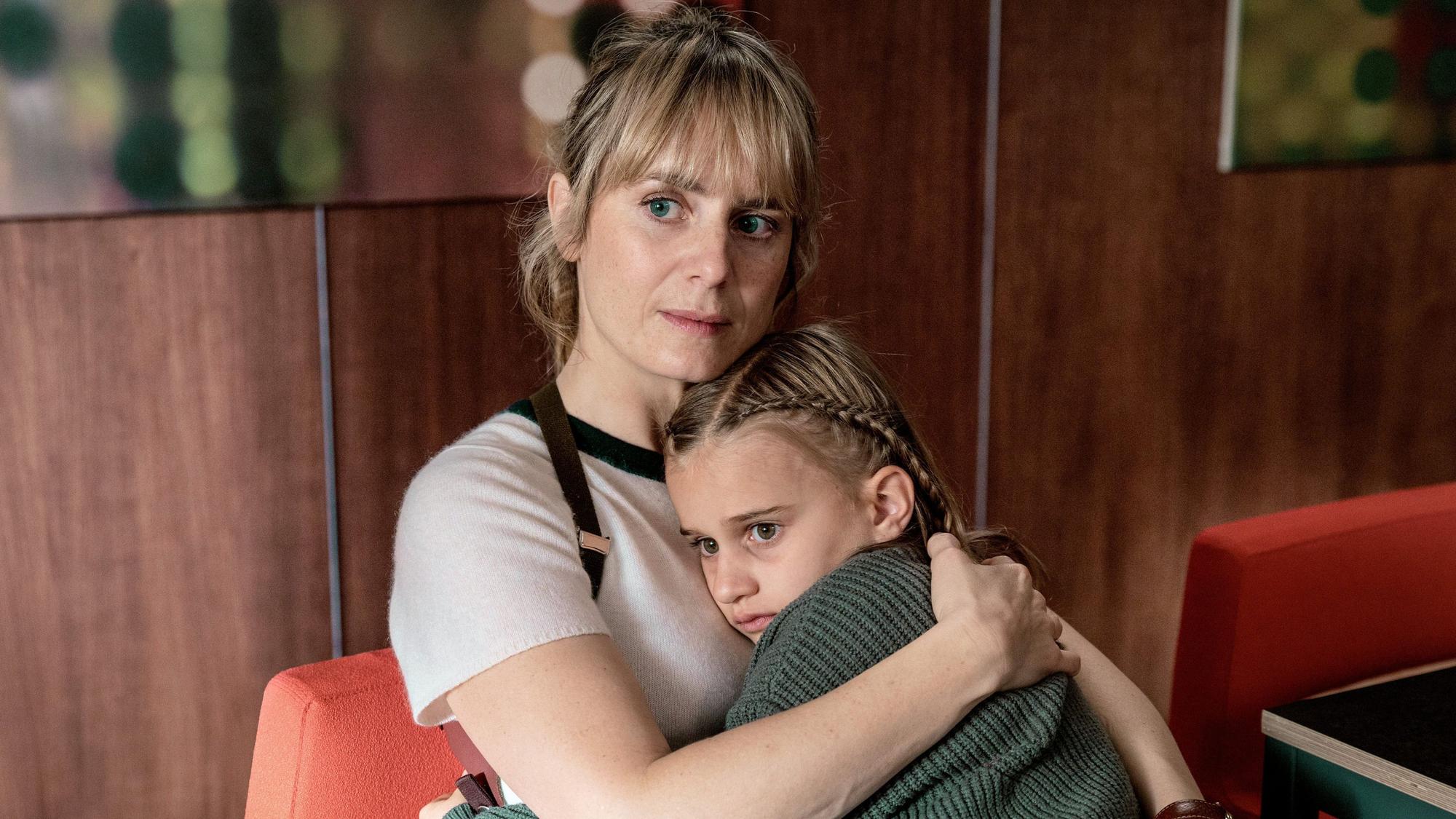 Die junge Zeugin traut nur ihrer Retterin: Kommissarin Isabelle Grandjean (Anna Pieri Zuercher) und Ella Perrier (Maura Landert) in einer Szene aus „Tatort: Blinder Fleck“