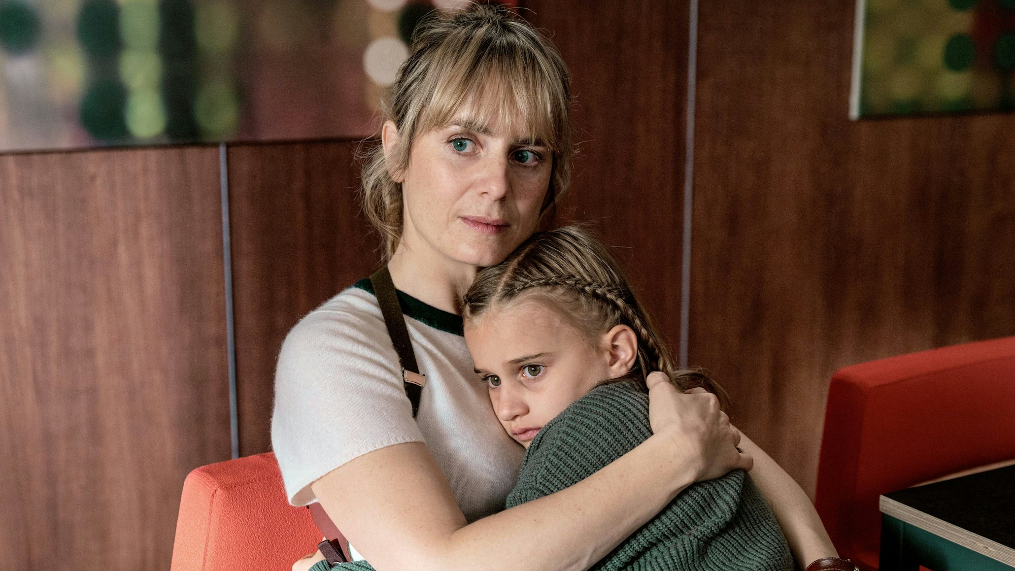 Die junge Zeugin traut nur ihrer Retterin: Kommissarin Isabelle Grandjean (Anna Pieri Zuercher) und Ella Perrier (Maura Landert) in einer Szene aus „Tatort: Blinder Fleck“