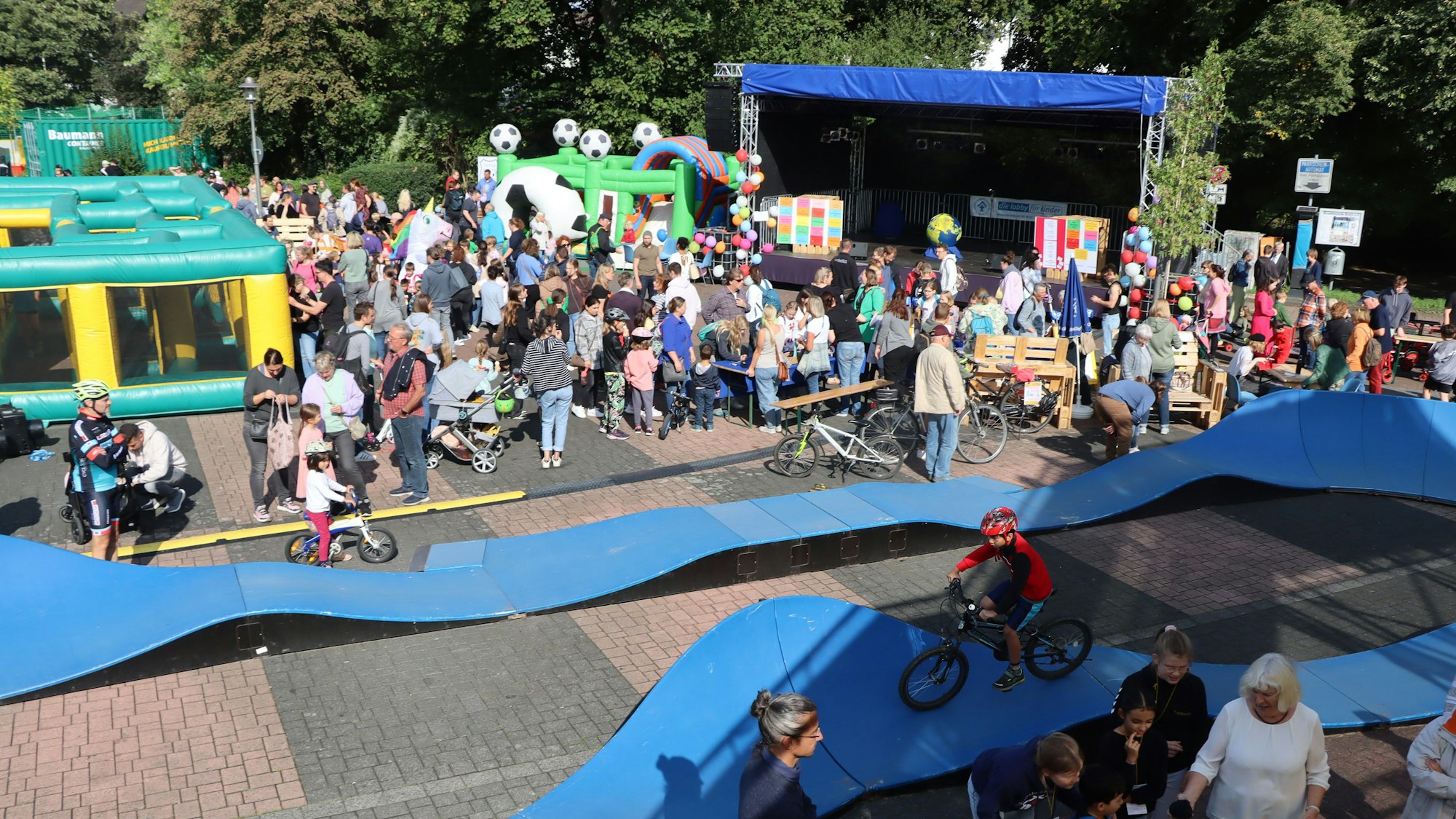 Auf dem Bild sind viele Besucher des Kinderfestes in Brühl zu sehen