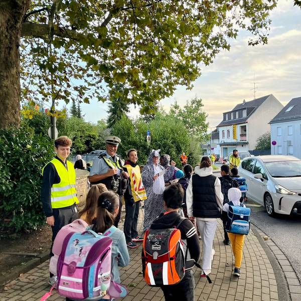 Aktion für sicheren Schulweg an der GGS Im Kirchfeld, Elternvertreter Felix Piepenbrock, Verkehrspolizist Andreas Hetzert