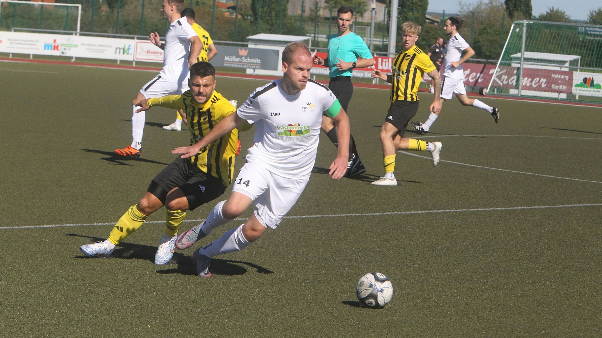 Vereint im Abstiegskampf: Maximilian Orth (vorne) vom TuS Mondorf und Amir Kukavica vom 1. FC Spich.