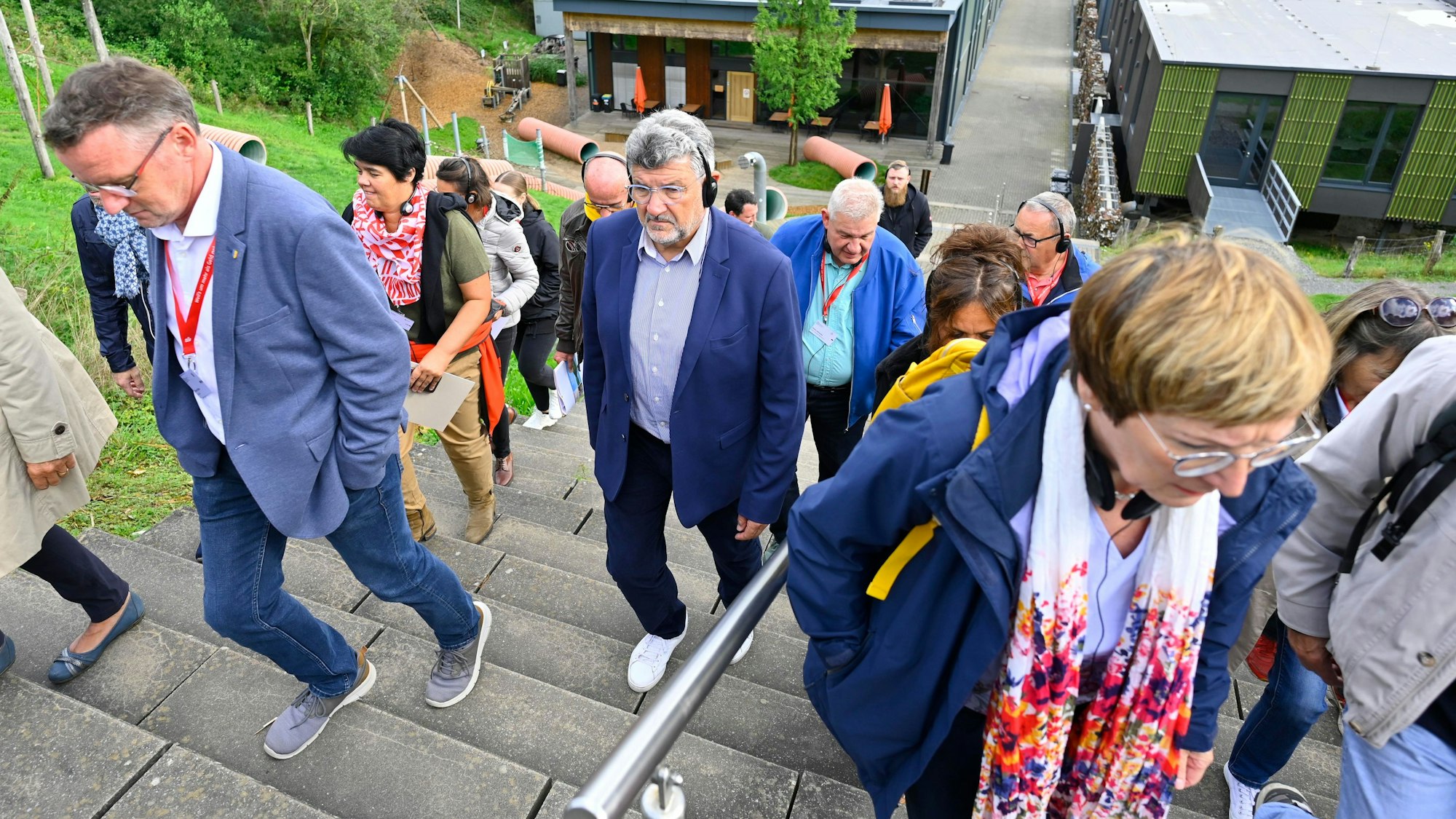 La Roches Bürgermeister Luc Bouard (Mitte) erklimmt Treppen auf Metabolon.