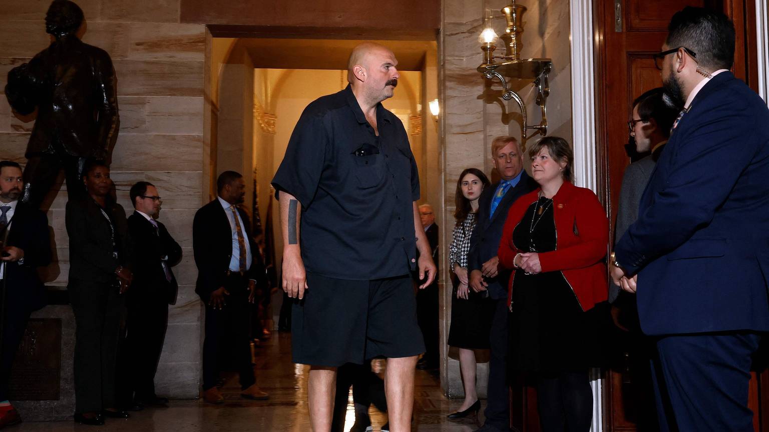 US-Senator John Fetterman erscheint mit kurzer Hose im Senat – kurz bevor dort der ukrainische Präsident Wolodymyr Selenskyj redet.