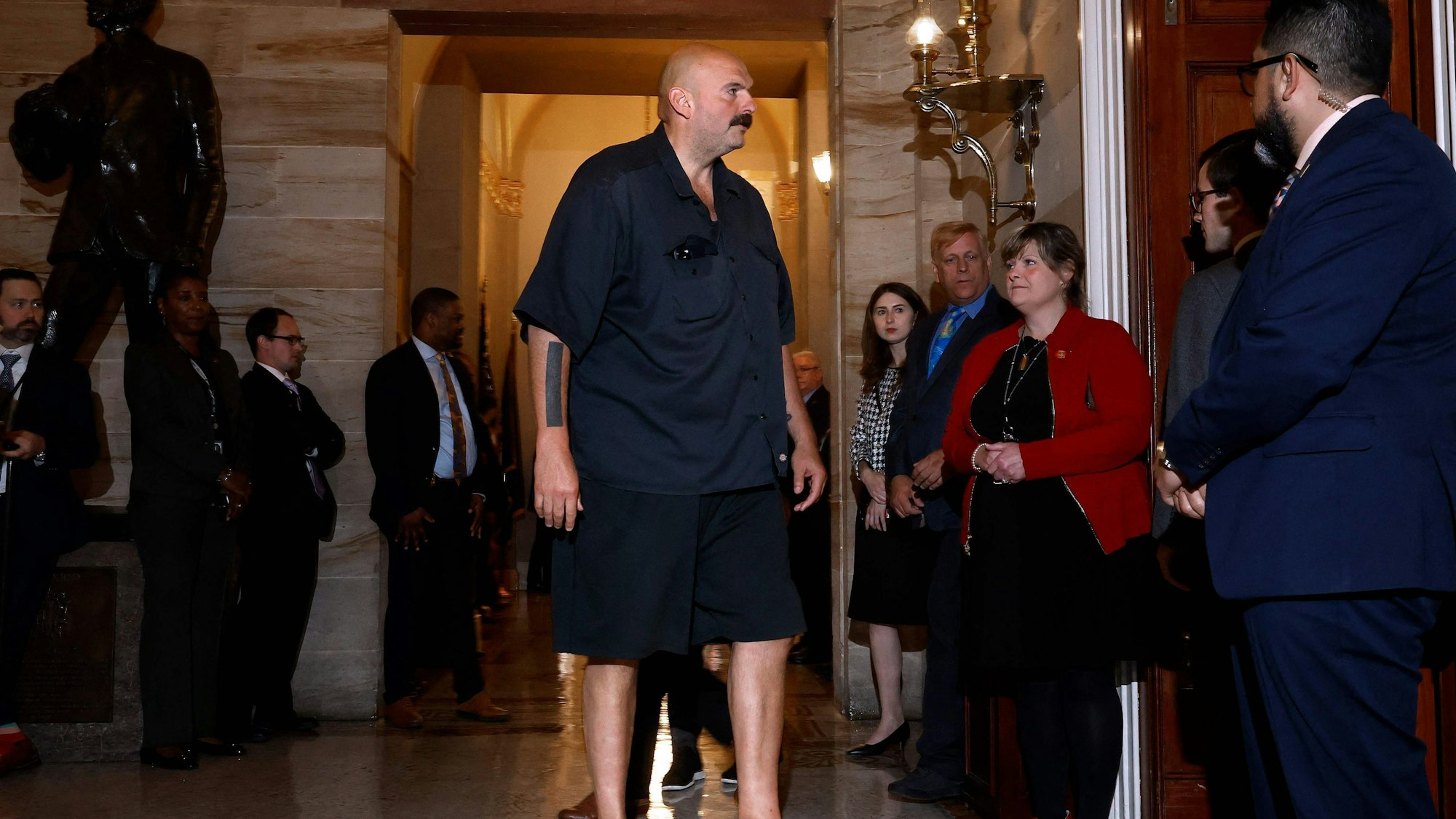 US-Senator John Fetterman erscheint mit kurzer Hose im Senat – kurz bevor dort der ukrainische Präsident Wolodymyr Selenskyj redet.