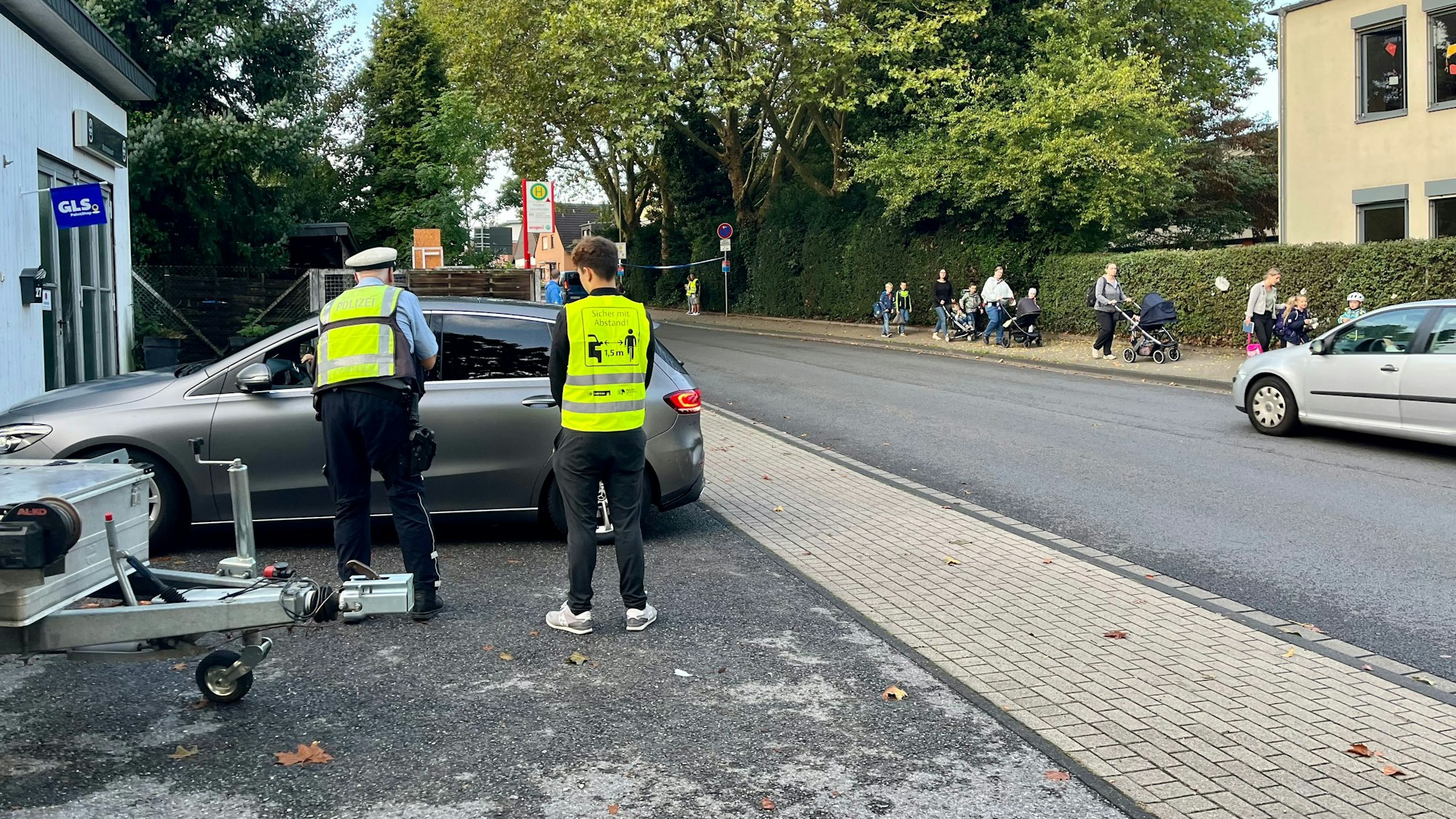 Verkehrspolizist Andreas Hetzert spricht Eltern an, die vor der Schuleinfahrt parken