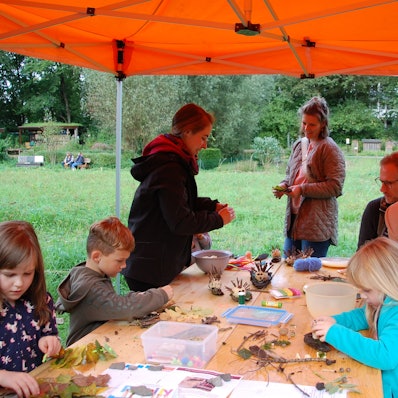 Bastelnde Kinder am Tisch.