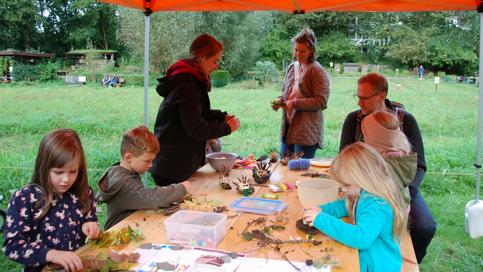 Bastelnde Kinder am Tisch.
