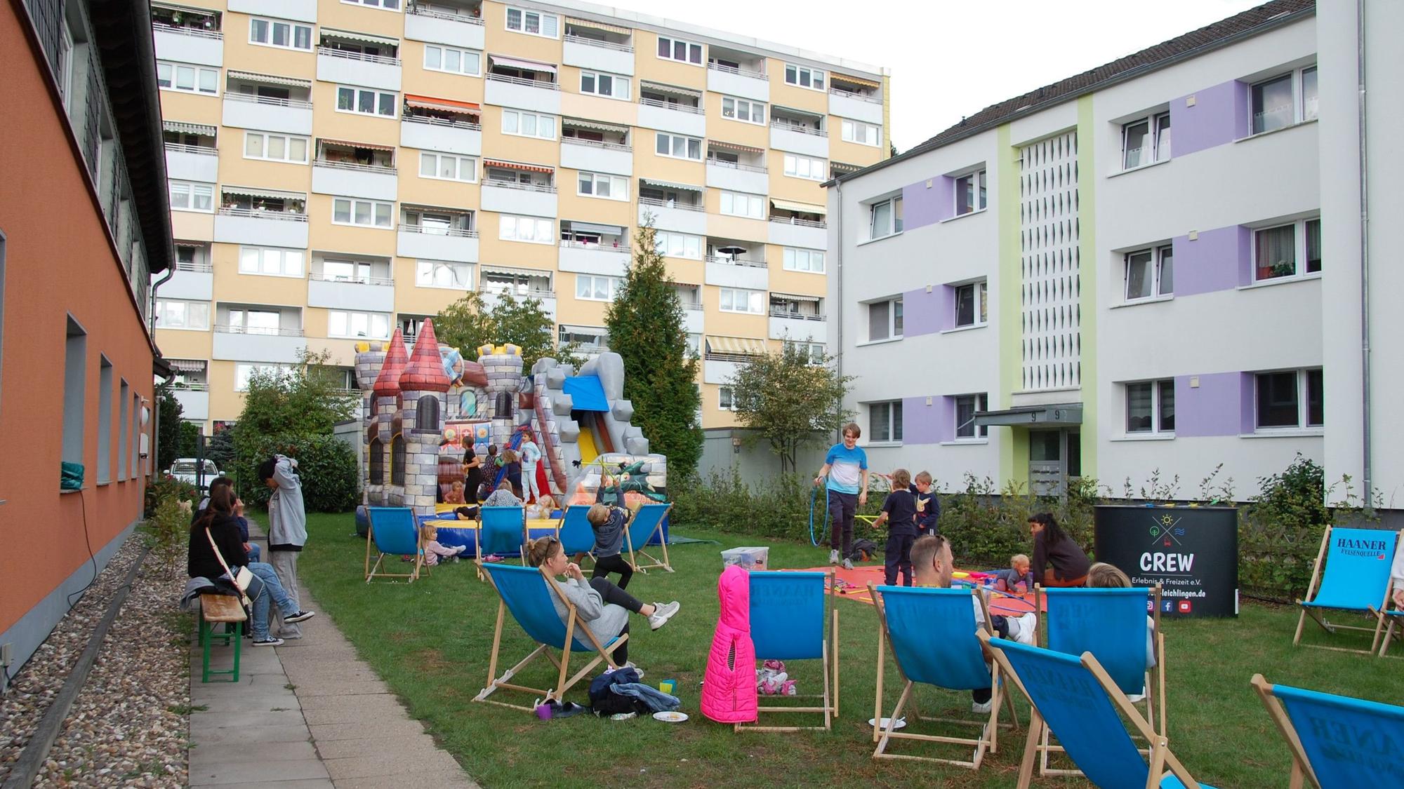 Internationales Kinderfest mit Hüpfburg.