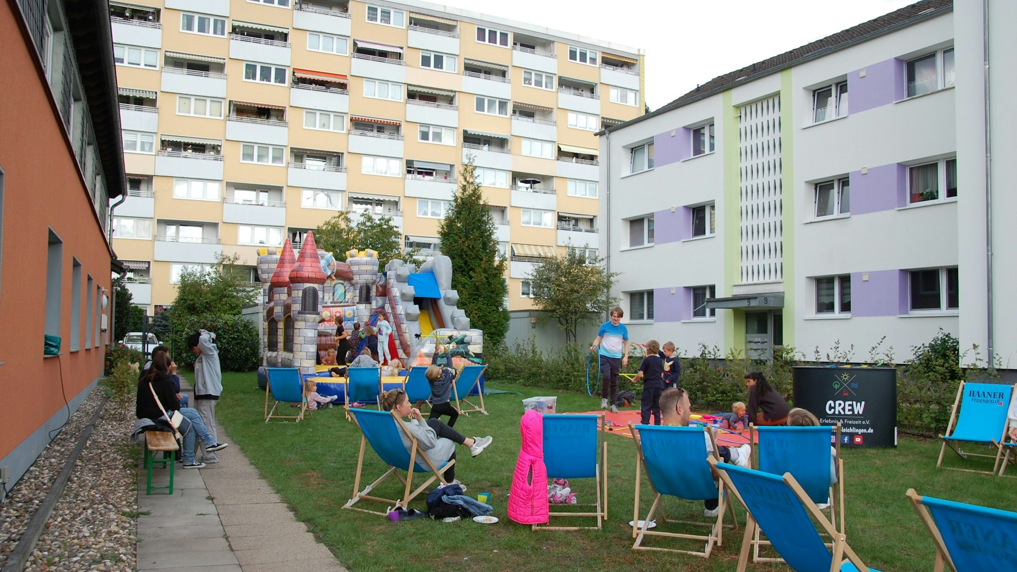 Internationales Kinderfest mit Hüpfburg.