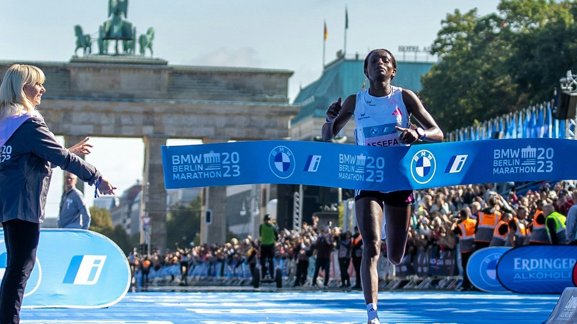 Tigst Assefa aus Äthiopien läuft beim BMW Berlin Marathon nach 2:11:53 Stunden als erste Frau durchs Ziel.