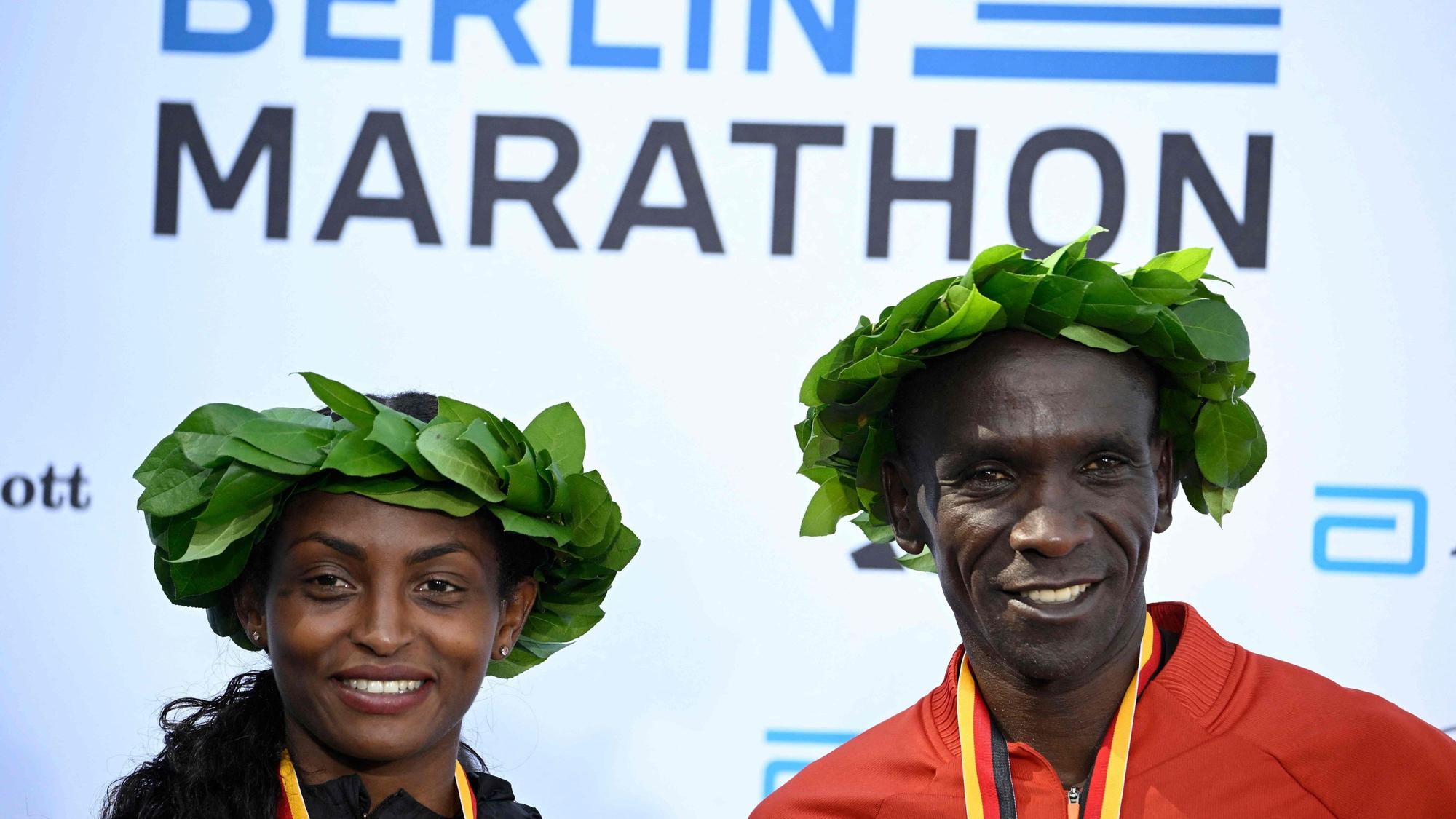 Star-Läufer Eliud Kipchoge gewann bei den Männern und Tigst Assefa schnappte sich den Weltrekord.