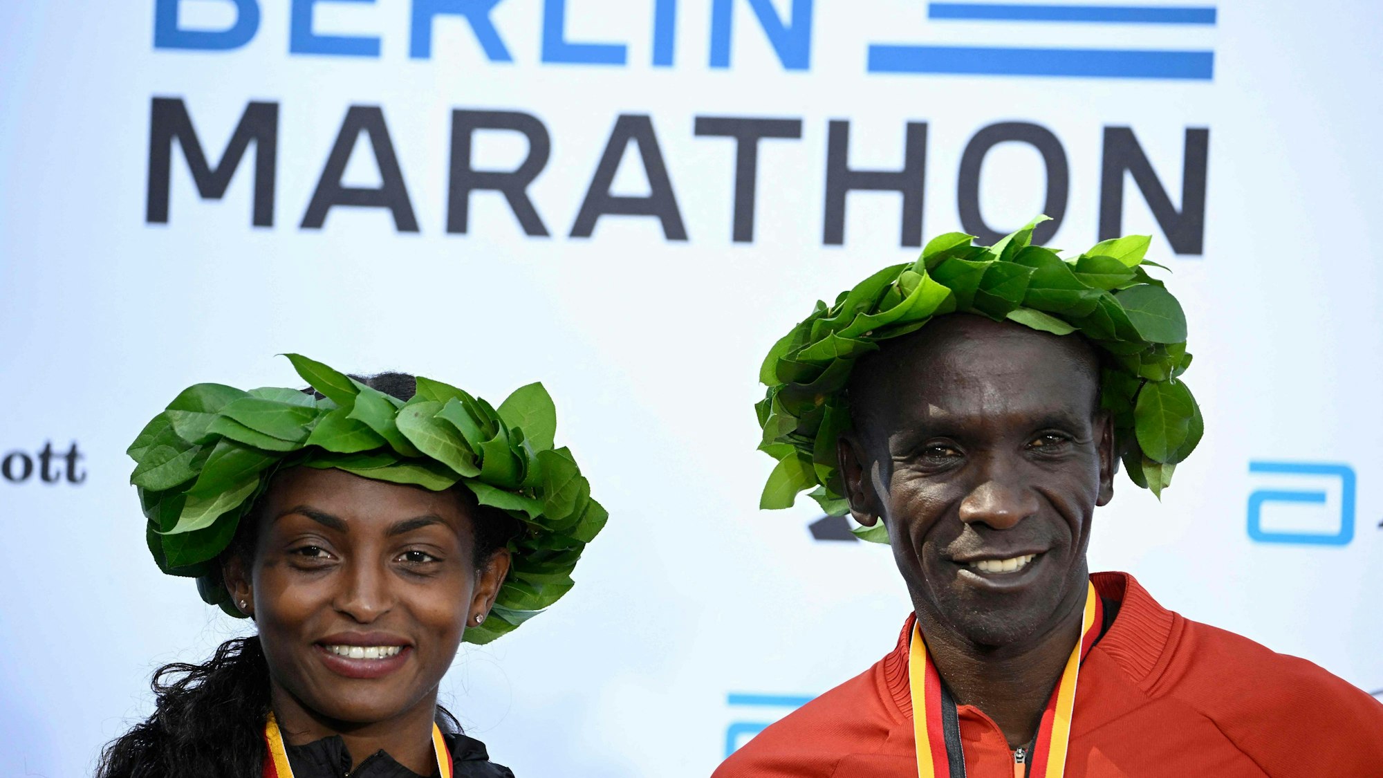 Star-Läufer Eliud Kipchoge gewann bei den Männern und Tigst Assefa schnappte sich den Weltrekord.