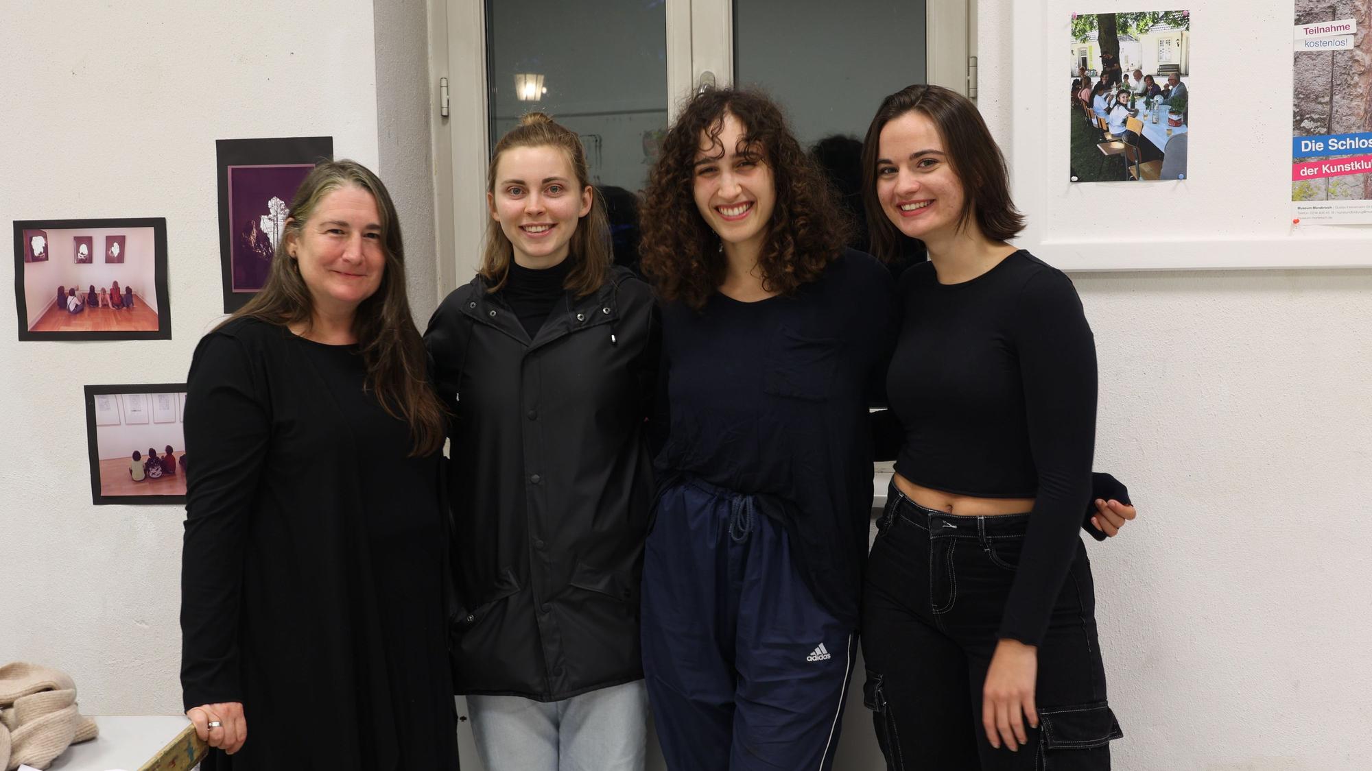 5. Morsbroicher Kunsttage, Open Stage vor dem Museum/Schloss, Darstellerinnen Junges Theater Leverkusen. Von links: Petra Clemens, Anna Braun, Fabiola Strugalla, Sofia Friedmann.