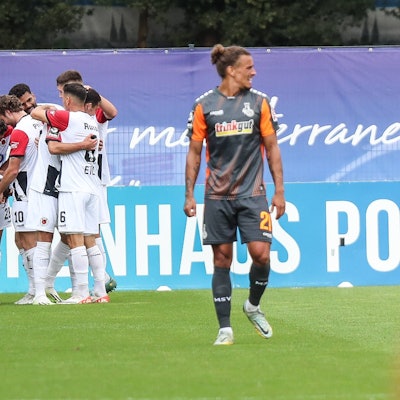 Fussball, 3.Liga Saison 2023/2024 7.Spieltag FC Viktoria Köln - MSV Duisburg 23.09.2023, Sportpark Höhenberg Torjubel Viktoria Köln nach dem Treffer zum 1-0 durch Luca Marseiler 30 Viktoria Köln die Spieler freuen sich Köln Sportpark Höhenberg Nordrhein-Westfahlen Deutschland *** Sports, football, 3 league season 2023 2024 7 match day FC Viktoria Köln MSV Duisburg 23 09 2023, Sportpark Höhenberg goal celebration Viktoria Köln after the goal to 1 0 by Luca Marseiler 30 Viktoria Köln the players are happy Köln Sportpark Höhenberg Nordrhein Westfahlen Germany