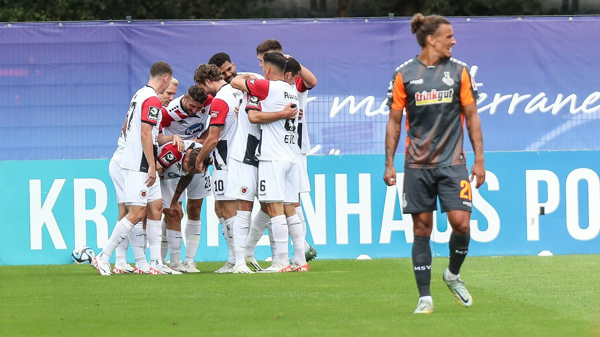 Fussball, 3.Liga Saison 2023/2024 7.Spieltag FC Viktoria Köln - MSV Duisburg 23.09.2023, Sportpark Höhenberg Torjubel Viktoria Köln nach dem Treffer zum 1-0 durch Luca Marseiler 30 Viktoria Köln die Spieler freuen sich Köln Sportpark Höhenberg Nordrhein-Westfahlen Deutschland *** Sports, football, 3 league season 2023 2024 7 match day FC Viktoria Köln MSV Duisburg 23 09 2023, Sportpark Höhenberg goal celebration Viktoria Köln after the goal to 1 0 by Luca Marseiler 30 Viktoria Köln the players are happy Köln Sportpark Höhenberg Nordrhein Westfahlen Germany