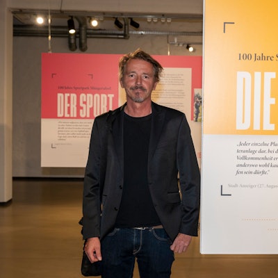 Filmemacher Hermann Rheindorf bei der Premiere seines Films „100 Jahre Sportpark Müngersdorf“