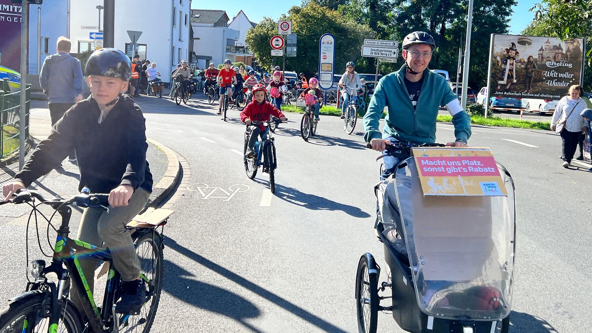 Organisator Arne Theis führt die Demo an.