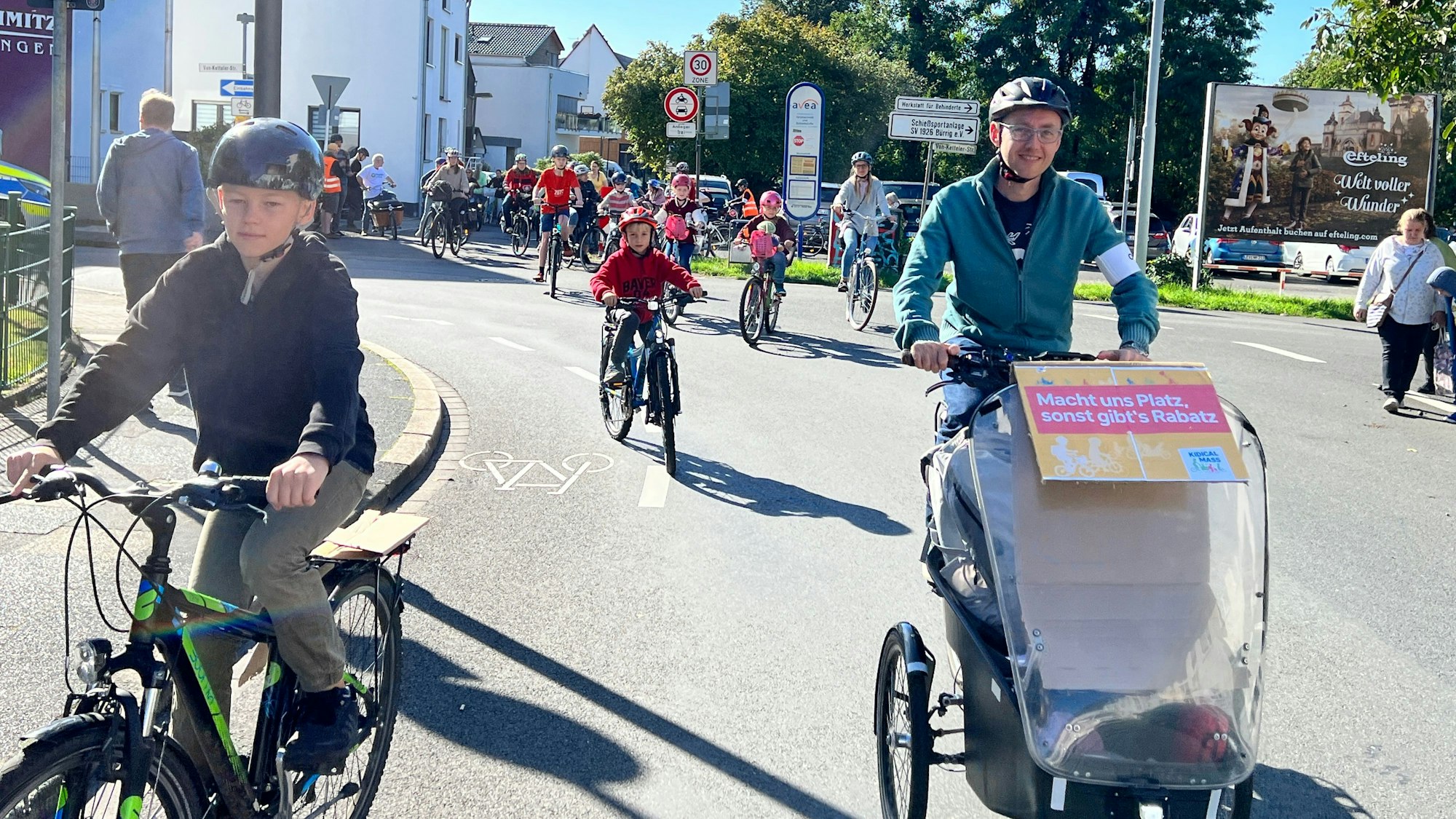 Organisator Arne Theis führt die Demo an.