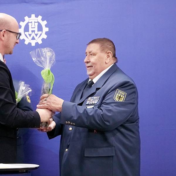 Das Bild zeigt Richard Schwarzer (r.) und Schleidens Bürgermeister Ingo Pfennings.
