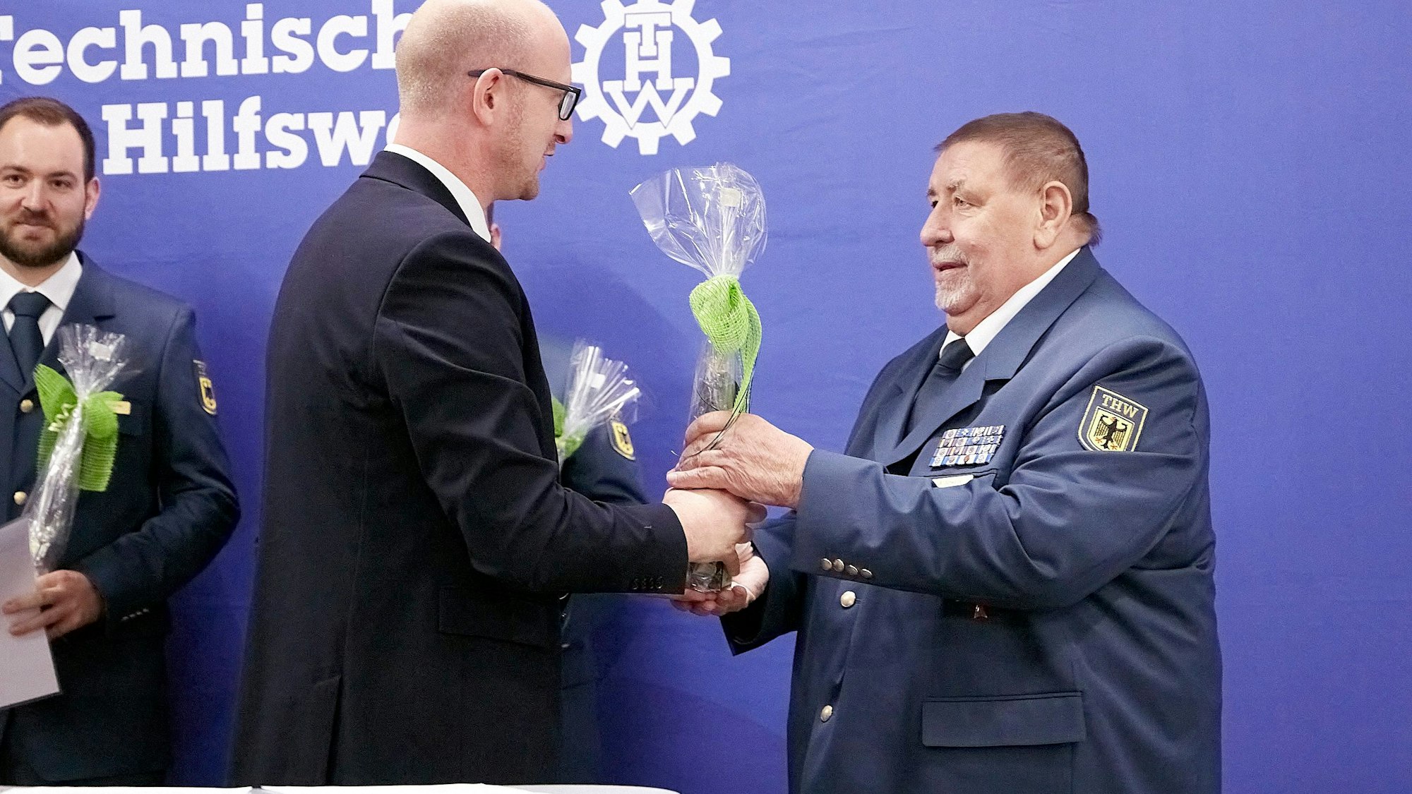 Das Bild zeigt Richard Schwarzer (r.) und Schleidens Bürgermeister Ingo Pfennings.