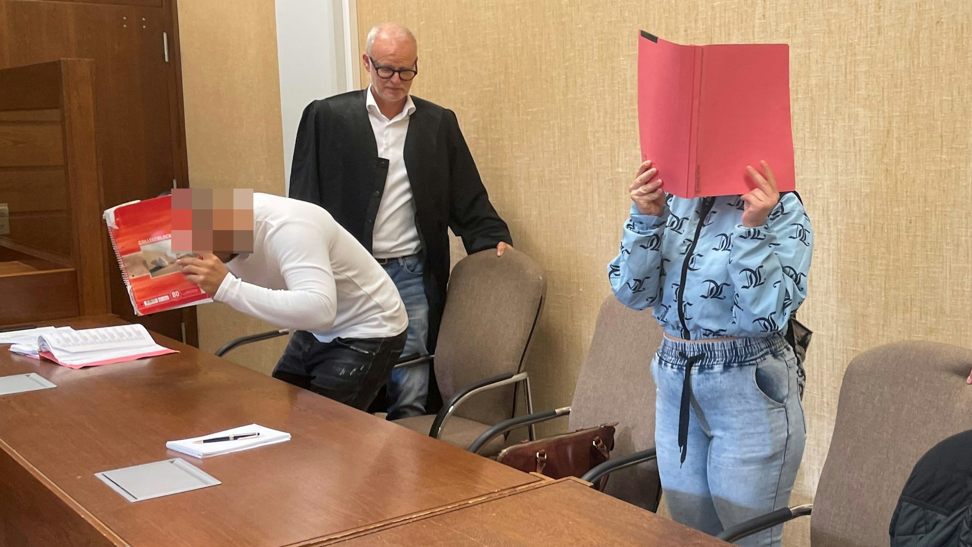 Die Angeklagten mit Verteidiger Peter Syben im Kölner Amtsgericht.