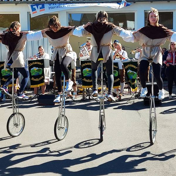 Das Foto zeigt sechs Akteure auf Hochrädern.