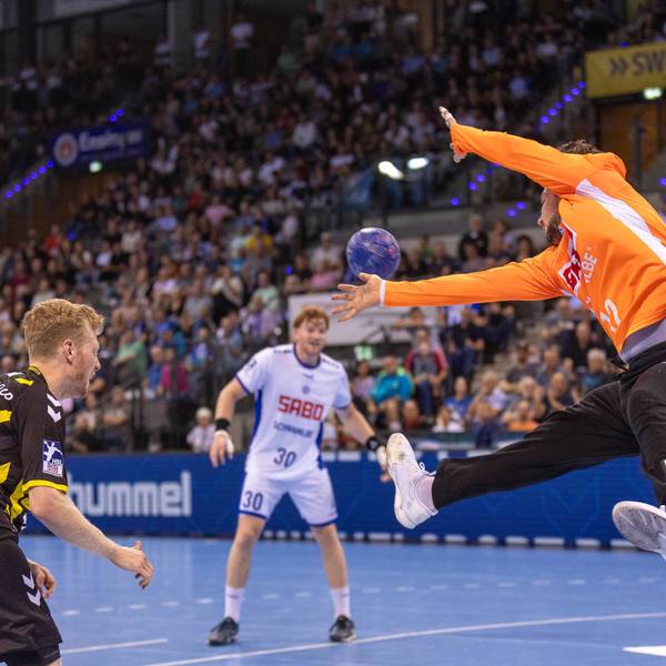 VfL-Torhüter Daniel Rebmann kommt im Strecksprung aus dem Tor und hält den Wurf des Stuttgartes Sascha Pfattheicher.