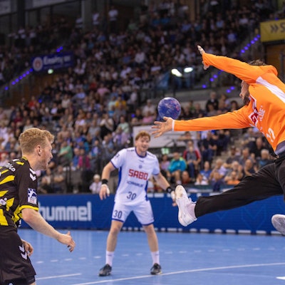 VfL-Torhüter Daniel Rebmann kommt im Strecksprung aus dem Tor und hält den Wurf des Stuttgartes Sascha Pfattheicher.