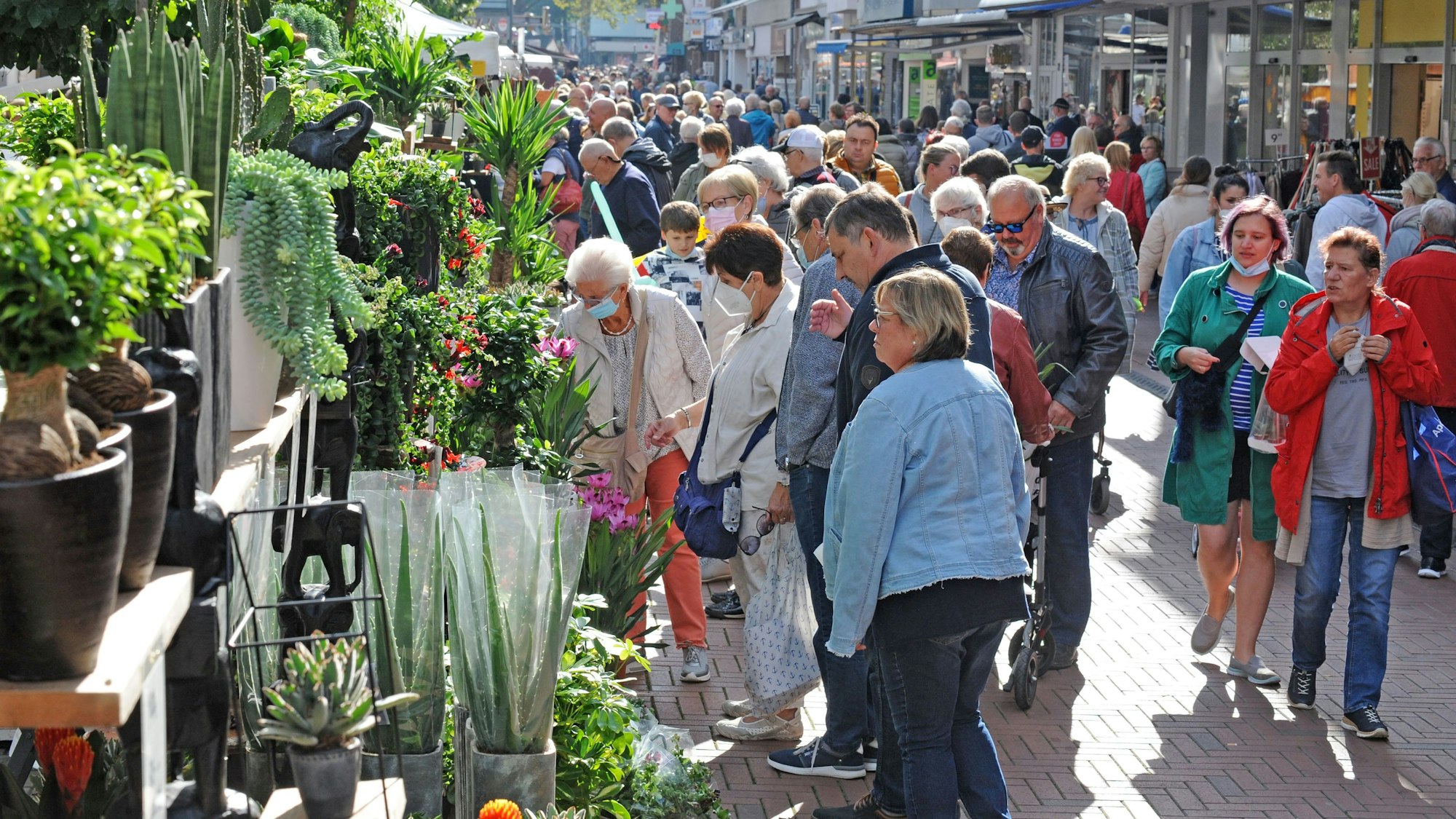 In der Opladener Fußgängerzone findet wieder der Herbstmarkt statt, hier 2021.