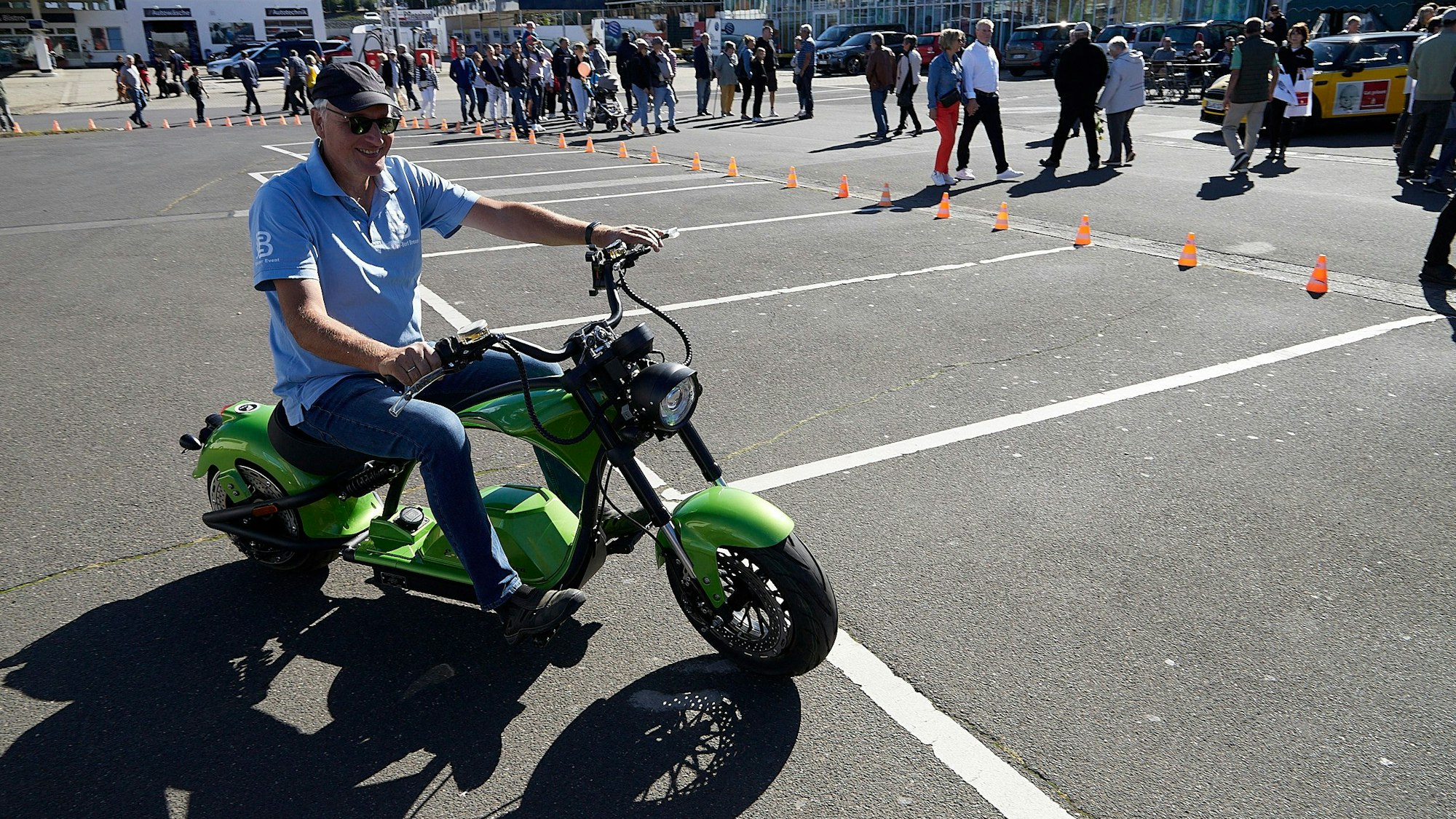 Hans-Bert Breuer fährt auf einem Elektroroller.