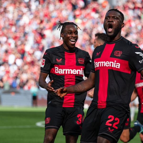Leverkusens Torschütze Victor Boniface (r) und Jeremie Frimpong jubeln nach dem Treffer zur 1:0 Führung.